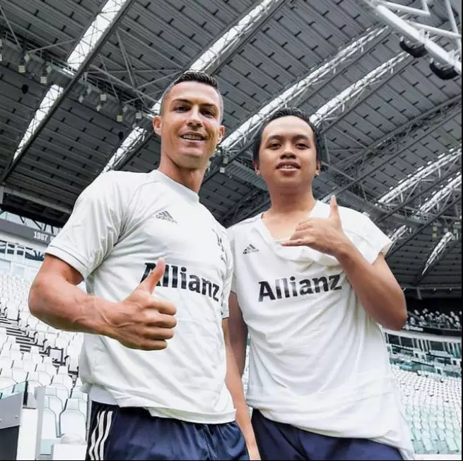 Editan foto fans bareng ronaldo Instagram