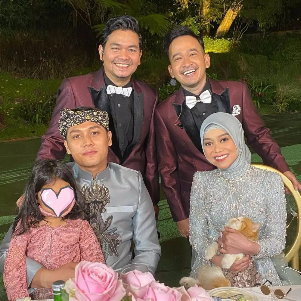 seleb hadiri lamaran Leslar berbagai sumber