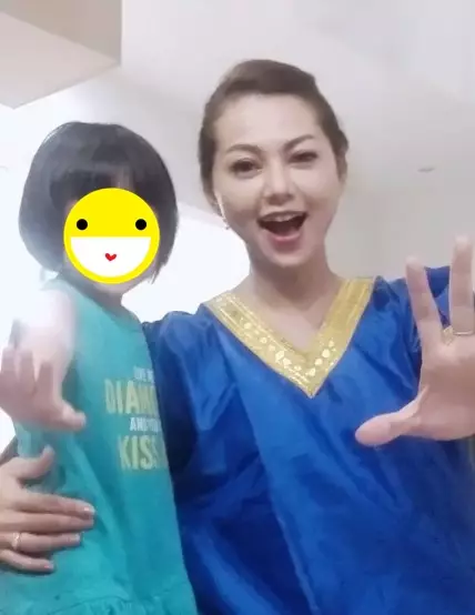 finalis AFI cewek saat momong anak © berbagai sumber finalis AFI cewek saat momong anak © berbagai sumber