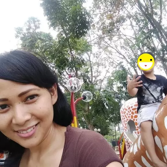 finalis AFI cewek saat momong anak © berbagai sumber finalis AFI cewek saat momong anak © berbagai sumber