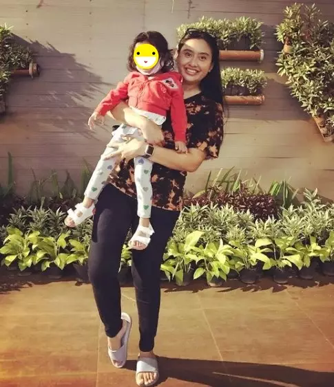 finalis AFI cewek saat momong anak © berbagai sumber finalis AFI cewek saat momong anak © berbagai sumber