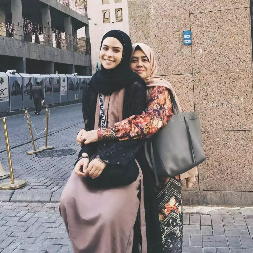 Momen kebersamaan Maudy Ayunda dan ibu sejak kecil © Instagram Momen kebersamaan Maudy Ayunda dan ibu sejak kecil © Instagram