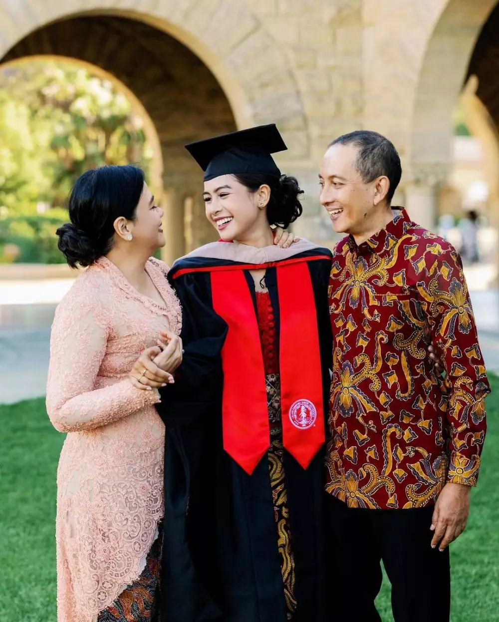 Momen kebersamaan Maudy Ayunda dan ibu sejak kecil © Instagram Momen kebersamaan Maudy Ayunda dan ibu sejak kecil © Instagram