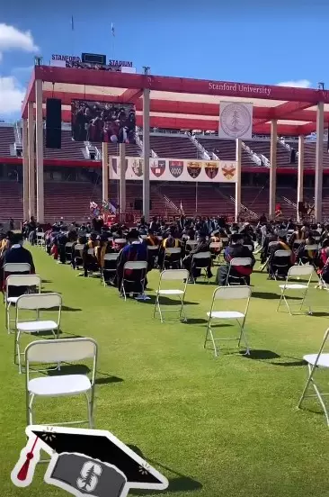 Momen Maudy di acara kelulusan hari kedua © berbagai sumber Momen Maudy di acara kelulusan hari kedua © berbagai sumber