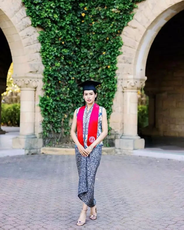 Momen Maudy di acara kelulusan hari kedua © berbagai sumber Momen Maudy di acara kelulusan hari kedua © berbagai sumber