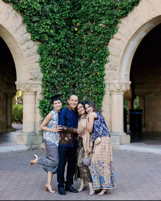 Momen Maudy di acara kelulusan hari kedua © berbagai sumber Momen Maudy di acara kelulusan hari kedua © berbagai sumber