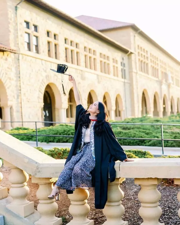 Momen Maudy di acara kelulusan hari kedua © berbagai sumber Momen Maudy di acara kelulusan hari kedua © berbagai sumber