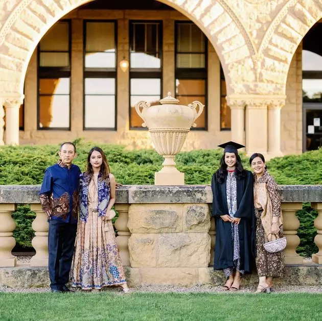 Momen Maudy di acara kelulusan hari kedua © berbagai sumber Momen Maudy di acara kelulusan hari kedua © berbagai sumber