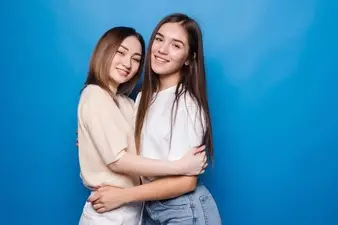 Kata-kata lucu kakak dan adik perempuan freepik.com