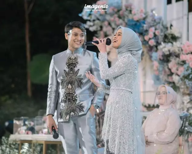 detail busana rizky billar berbagai sumber