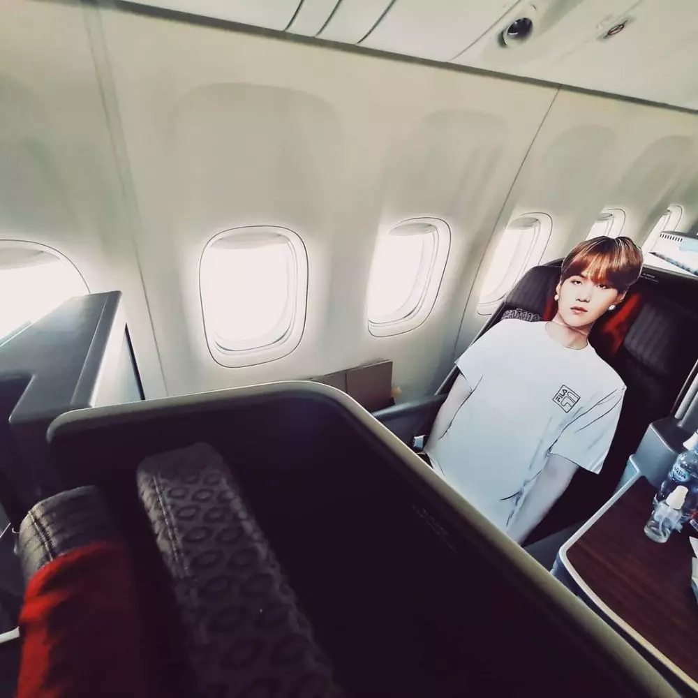 Dinda liburan bareng patung Suga © Instagram