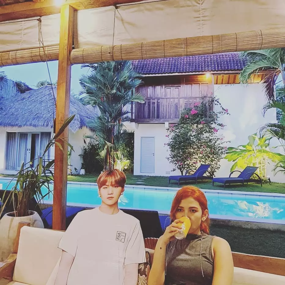 Dinda liburan bareng patung Suga © Instagram