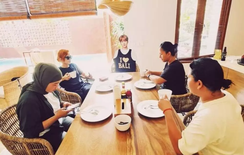 Dinda liburan bareng patung Suga © Instagram