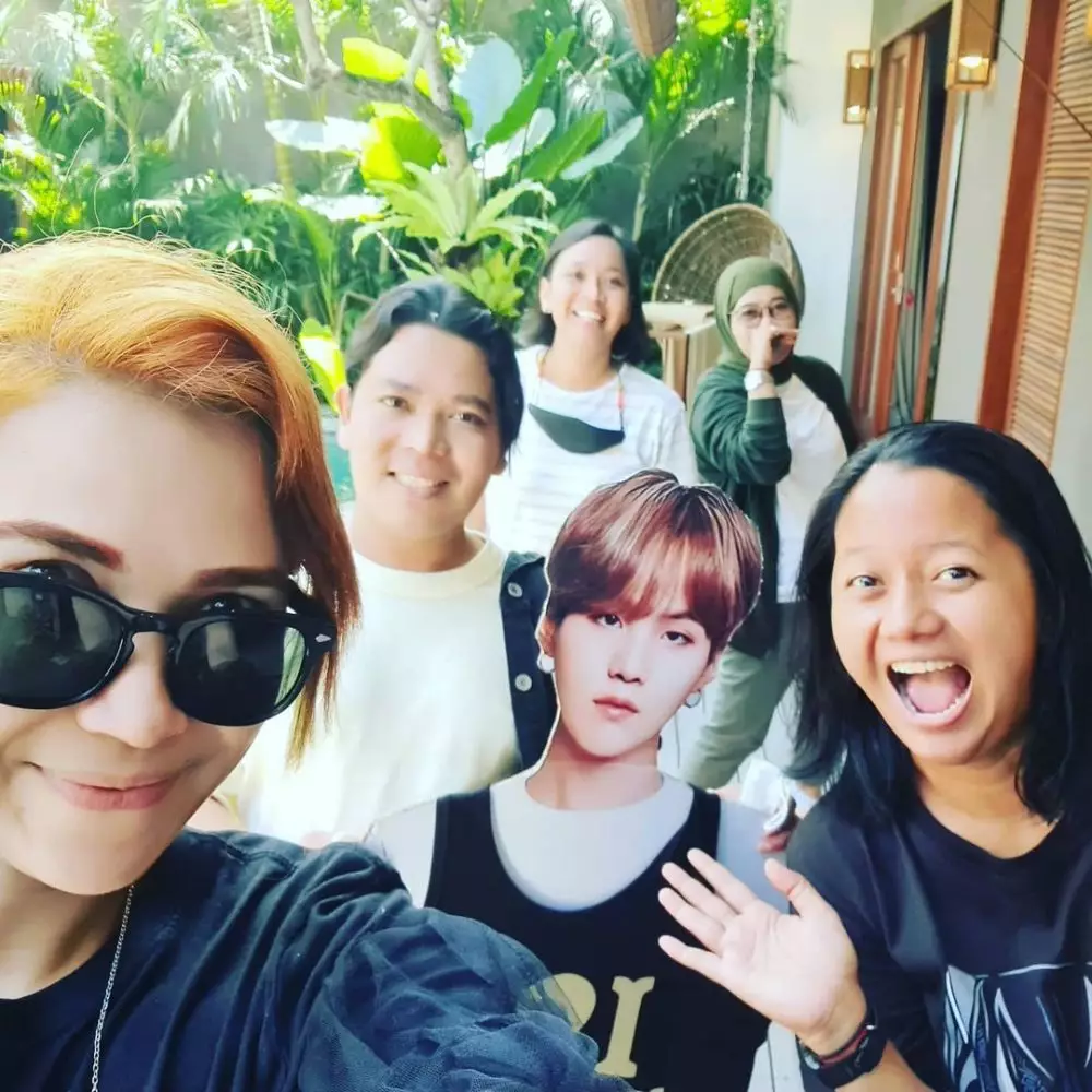 Dinda liburan bareng patung Suga © Instagram