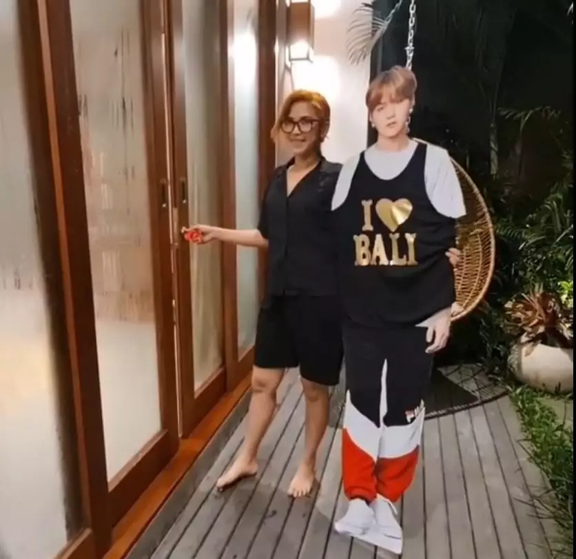 Dinda liburan bareng patung Suga © Instagram