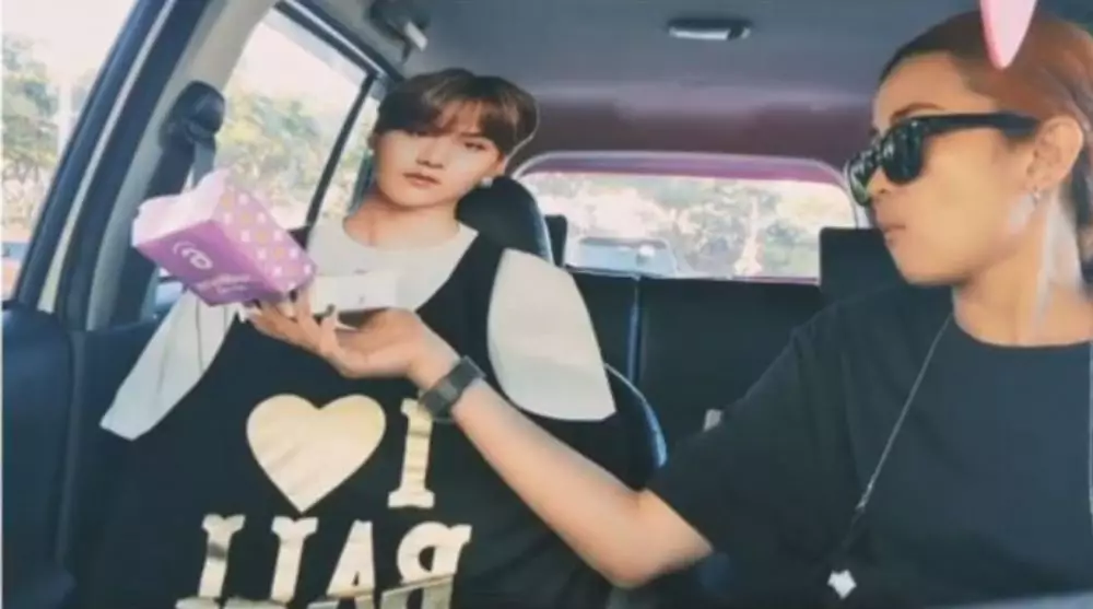 Dinda liburan bareng patung Suga © Instagram