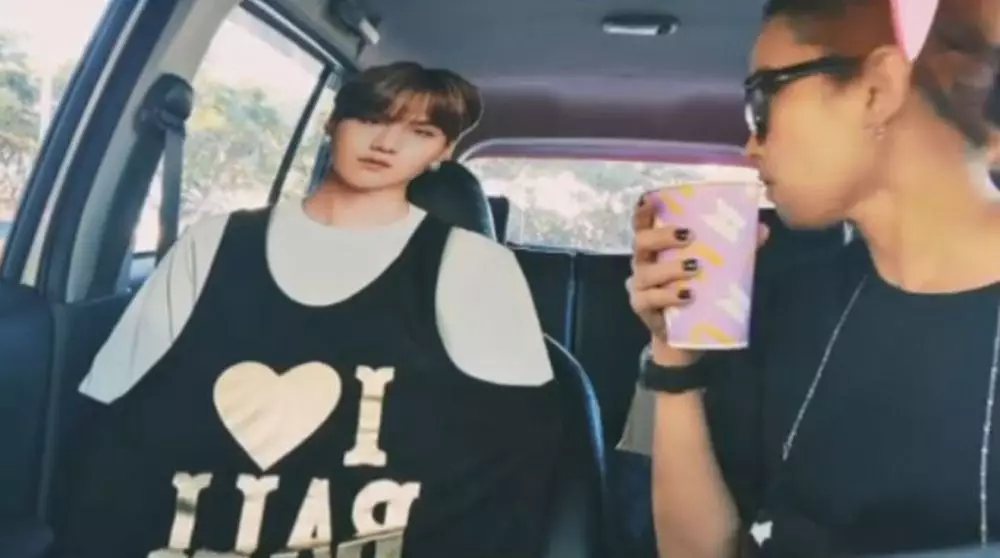 Dinda liburan bareng patung Suga © Instagram