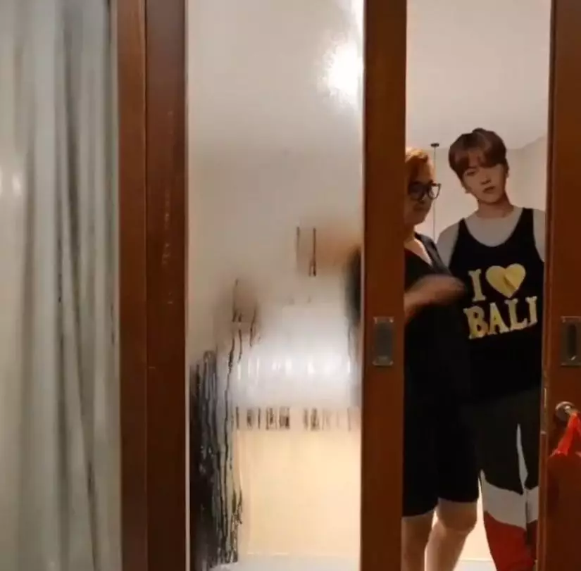 Dinda liburan bareng patung Suga © Instagram