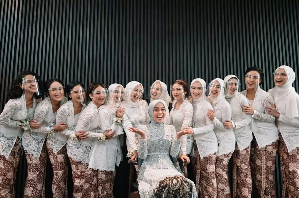 potret penyanyi dan bridesmaidnya © 2021 Berbagai sumber
