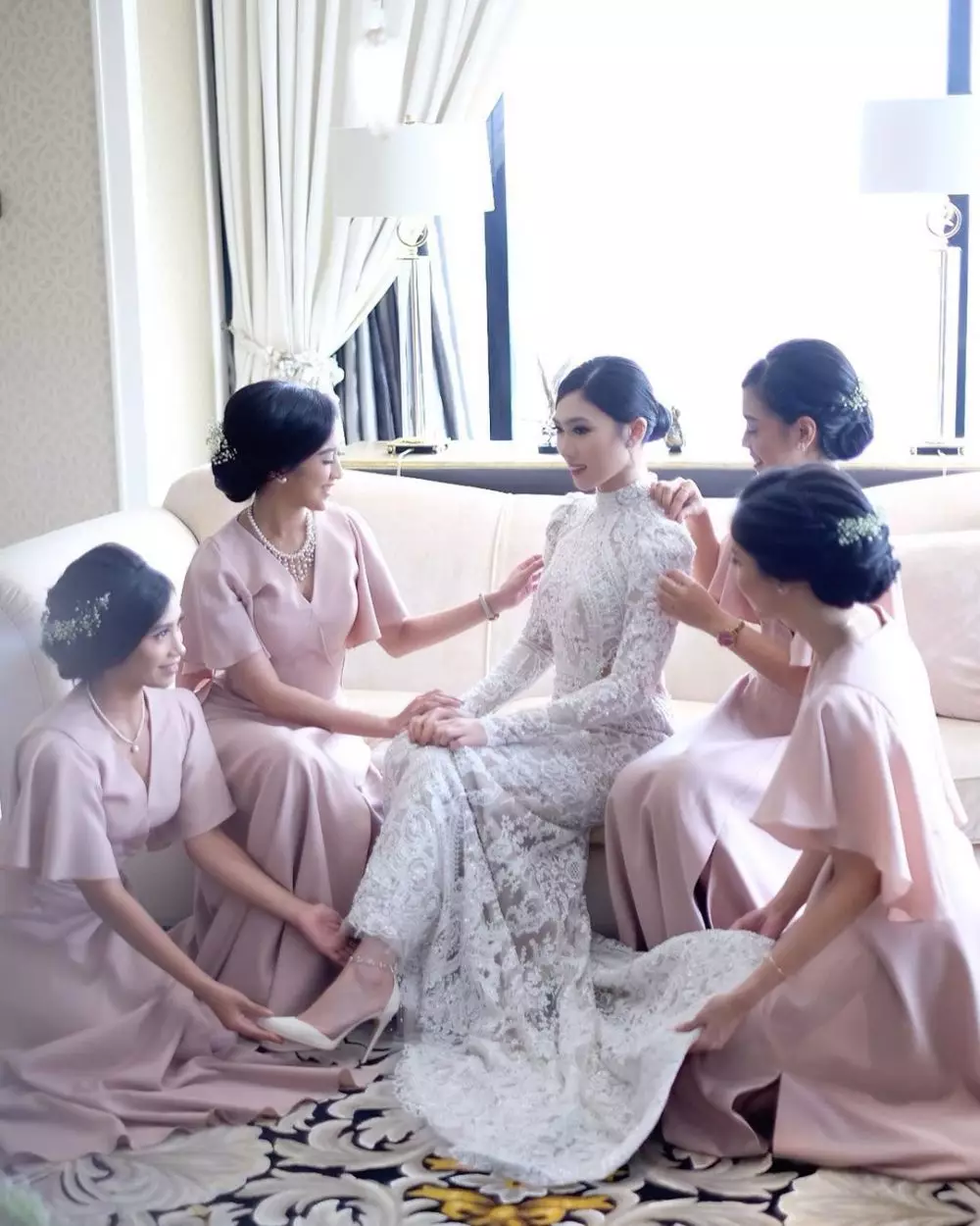 potret penyanyi dan bridesmaidnya © 2021 Berbagai sumber