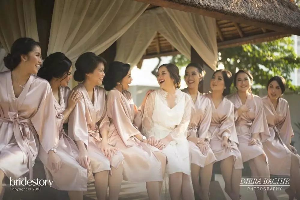 potret penyanyi dan bridesmaidnya © 2021 Berbagai sumber