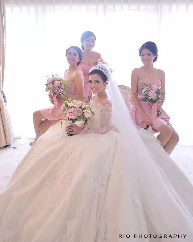 potret penyanyi dan bridesmaidnya © 2021 Berbagai sumber
