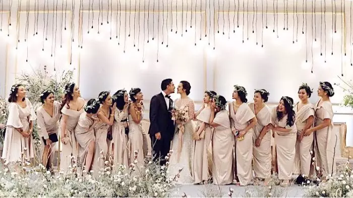 potret penyanyi dan bridesmaidnya © 2021 Berbagai sumber