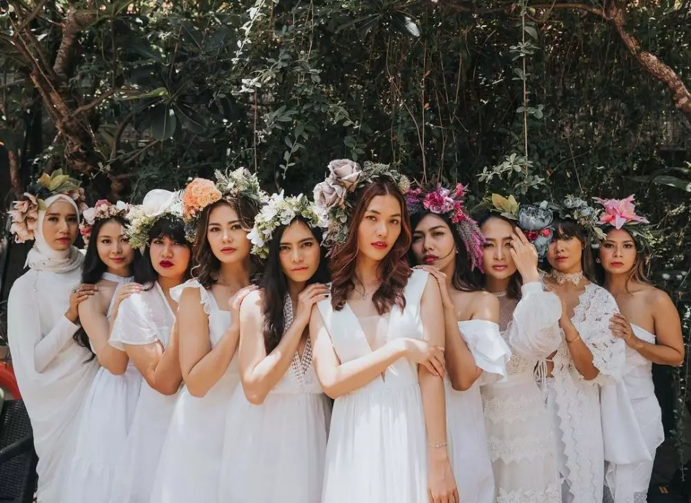 potret penyanyi dan bridesmaidnya © 2021 Berbagai sumber