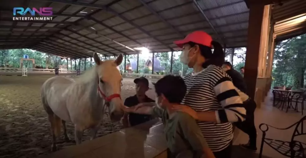 Potret kuda putih Nagita Slavina © 2021 brilio.net