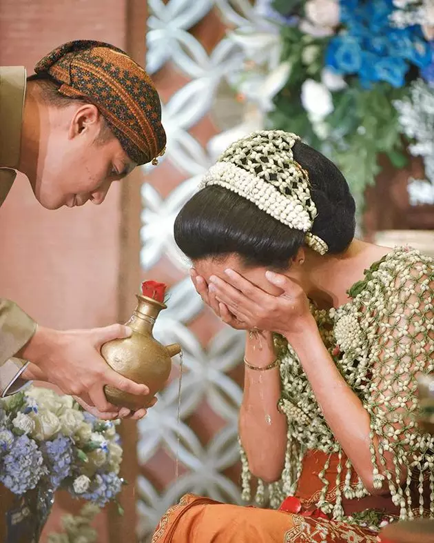 7 bulanan 14 seleb dalam berbagai adat © berbagai sumber