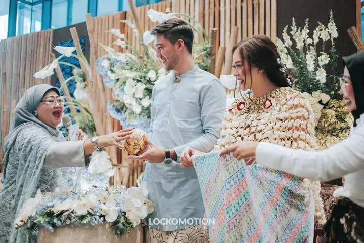 7 bulanan 14 seleb dalam berbagai adat © berbagai sumber