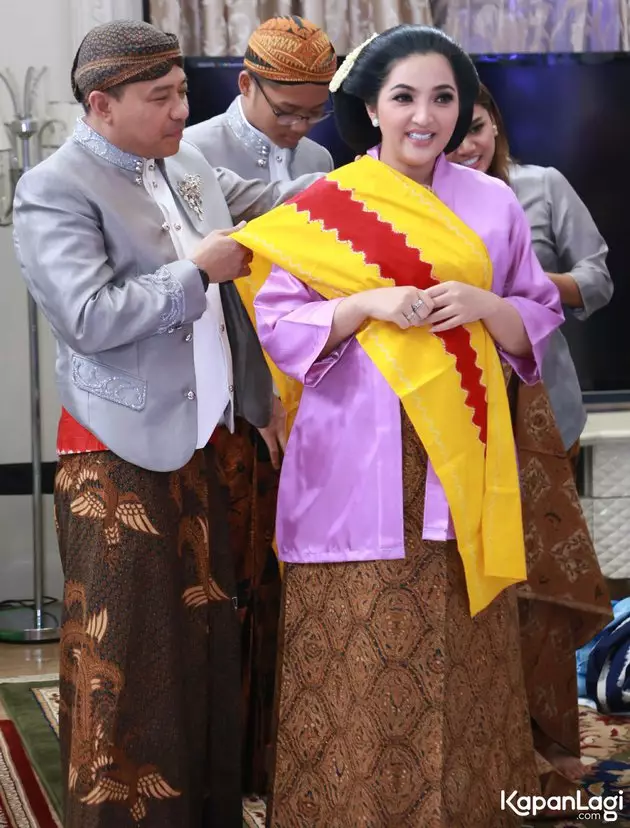 7 bulanan 14 seleb dalam berbagai adat © berbagai sumber