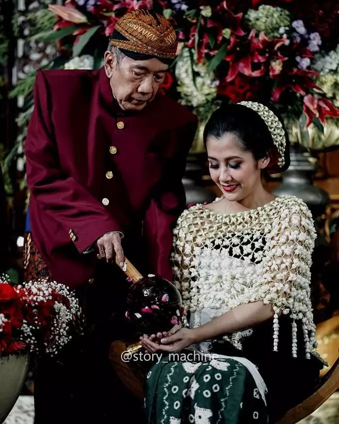 7 bulanan 14 seleb dalam berbagai adat © berbagai sumber