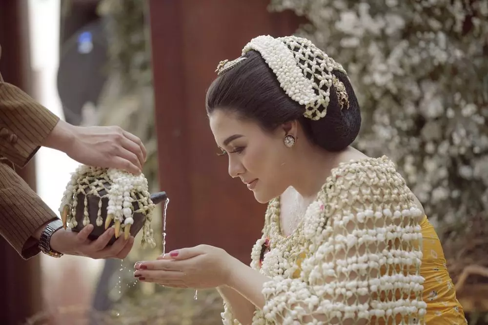 7 bulanan 14 seleb dalam berbagai adat © berbagai sumber