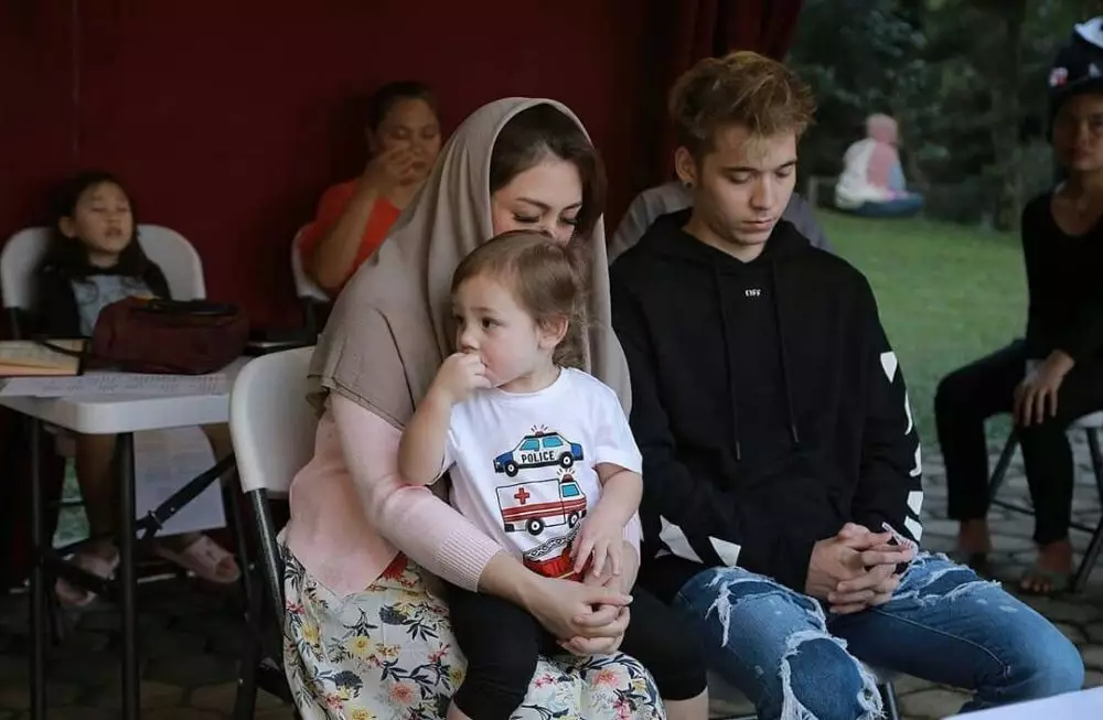 7 bulanan 14 seleb dalam berbagai adat © berbagai sumber