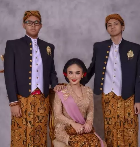 Potret gaya rambut Yuni Shara saat kondangan Instagram/@yunishara36