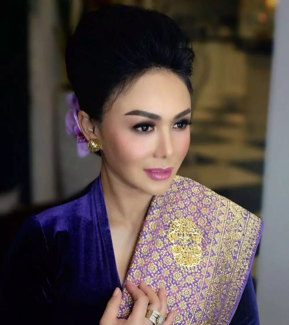 Potret gaya rambut Yuni Shara saat kondangan Instagram/@yunishara36