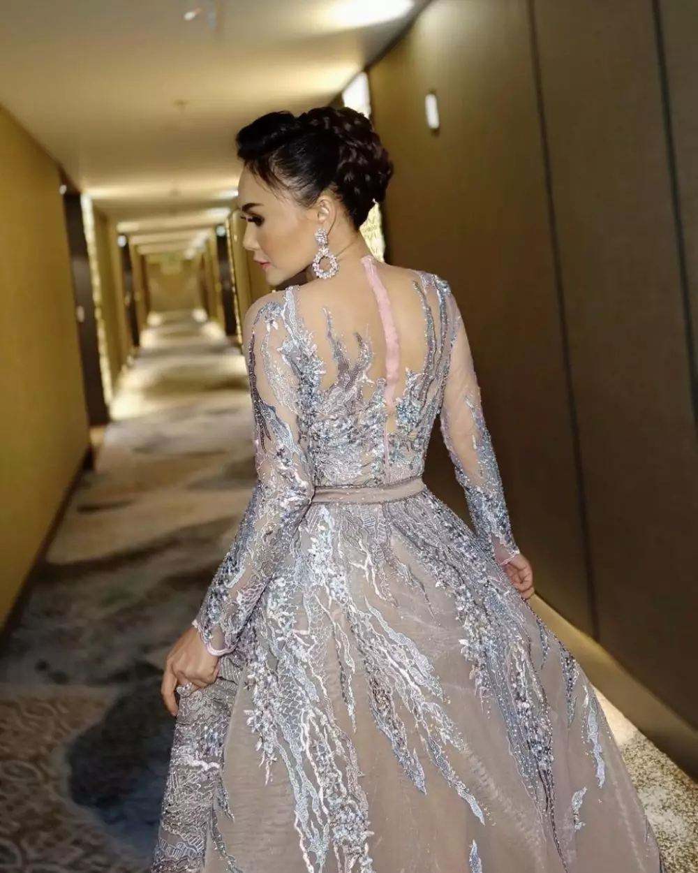 Potret gaya rambut Yuni Shara saat kondangan Instagram/@yunishara36