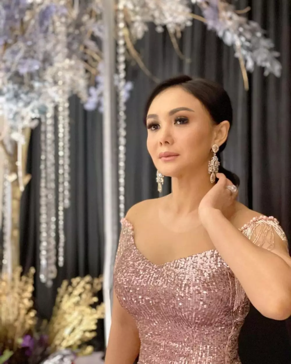 Potret gaya rambut Yuni Shara saat kondangan Instagram/@yunishara36