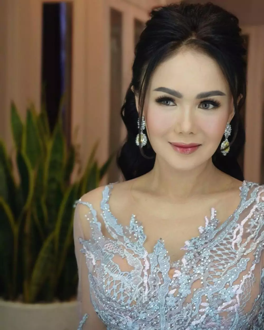 Potret gaya rambut Yuni Shara saat kondangan Instagram/@yunishara36