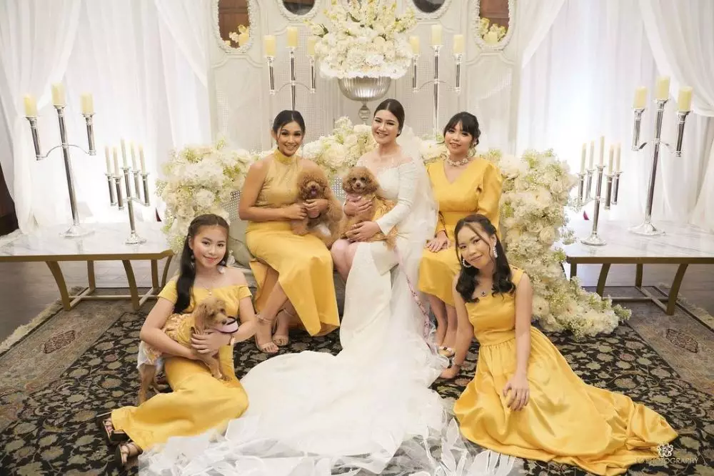 gaya seleb bareng bridesmaid © Instagram