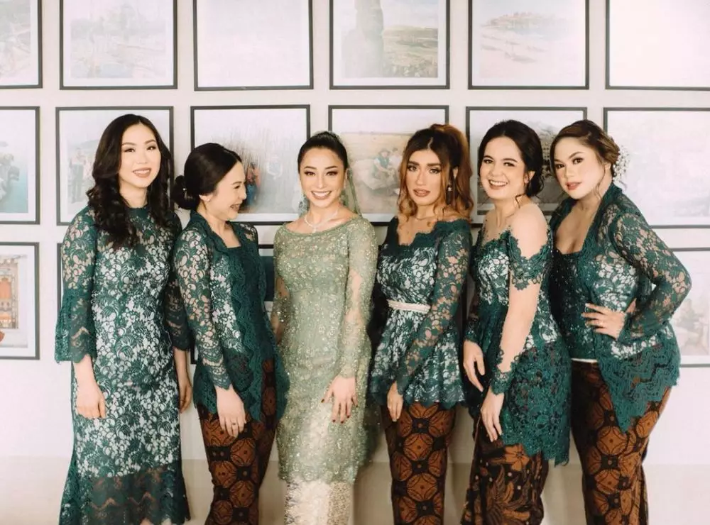 gaya seleb bareng bridesmaid © Instagram