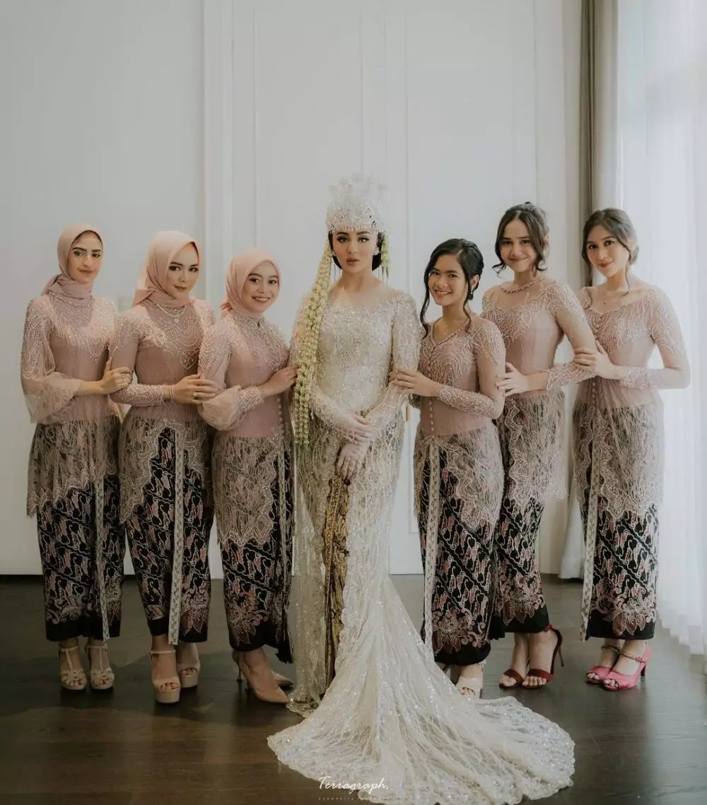 gaya seleb bareng bridesmaid © Instagram