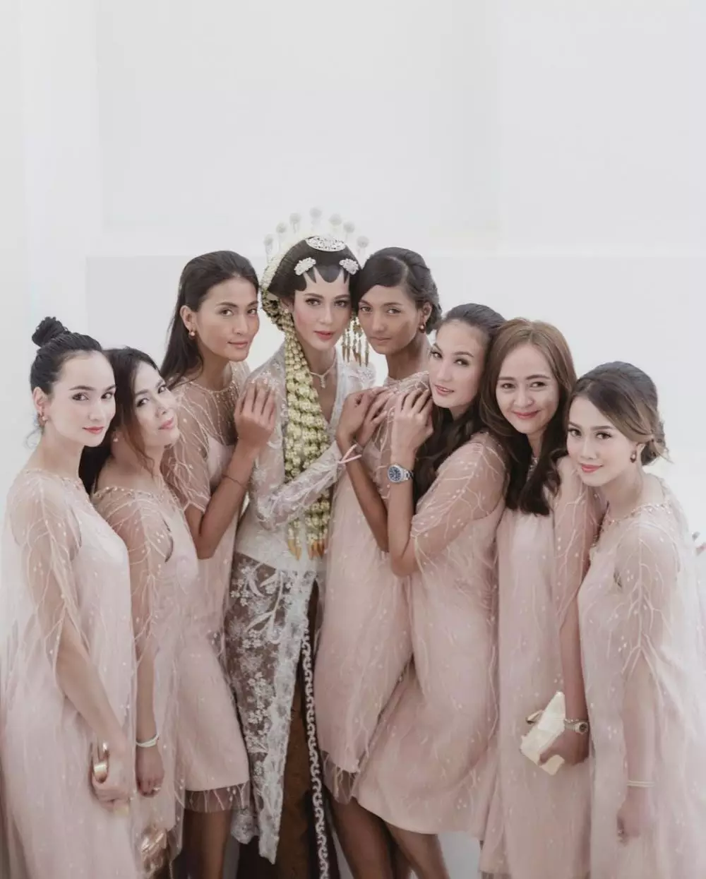 gaya seleb bareng bridesmaid © Instagram