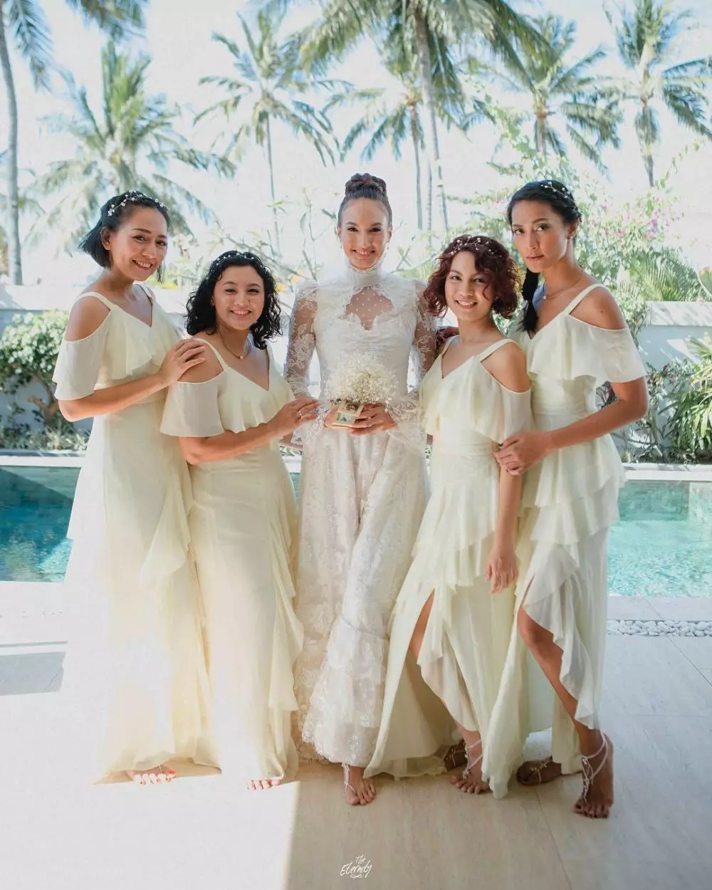 gaya seleb bareng bridesmaid © Instagram