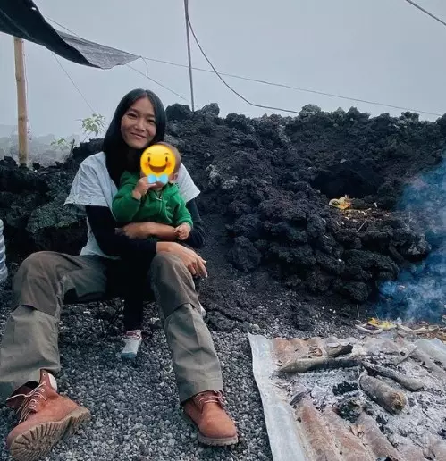 Momen model catwalk saat momong anak dari berbagai sumber Momen model catwalk saat momong anak dari berbagai sumber