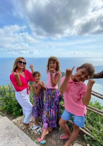 Momen model catwalk saat momong anak dari berbagai sumber Momen model catwalk saat momong anak dari berbagai sumber