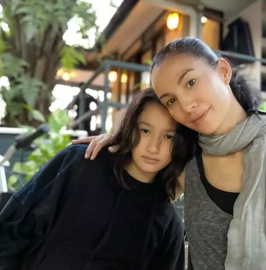 Momen model catwalk saat momong anak dari berbagai sumber Momen model catwalk saat momong anak dari berbagai sumber