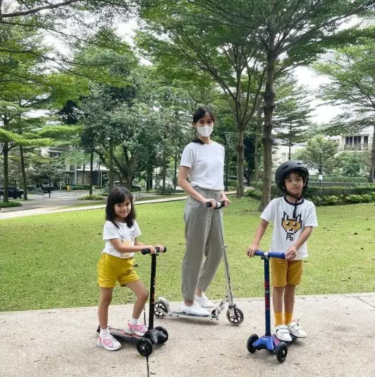 Momen model catwalk saat momong anak dari berbagai sumber Momen model catwalk saat momong anak dari berbagai sumber