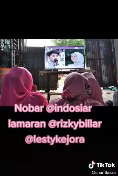emak-emak nobar lamaran © Instagram/@emak_emakgesrek_real dan TikTok/@shantiazza emak-emak nobar lamaran © Instagram/@emak_emakgesrek_real dan TikTok/@shantiazza